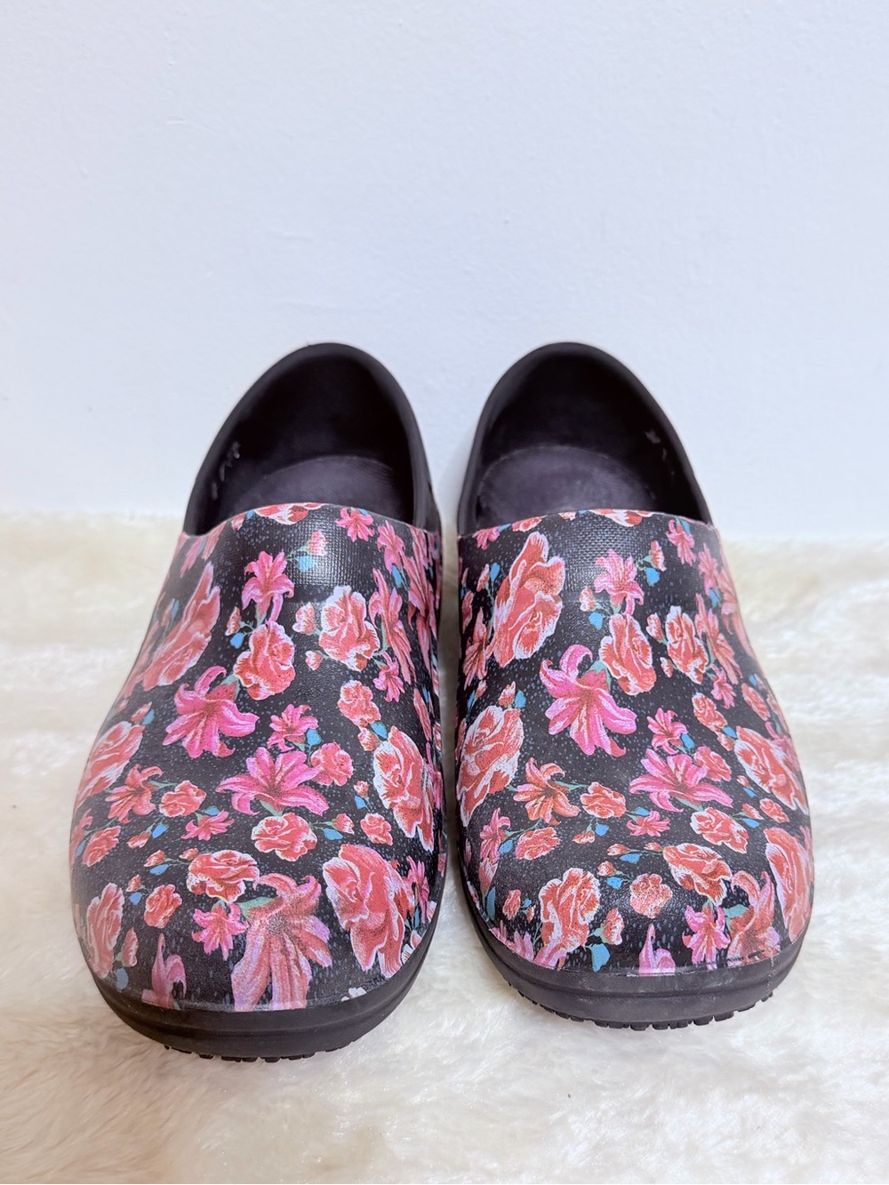 Crocs pink and black Neria Pro II Work Clogs FLORAL Women's size 8